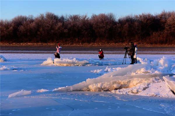 Entusiastas del Yoga practican sobre un río congelado en Heilongjiang