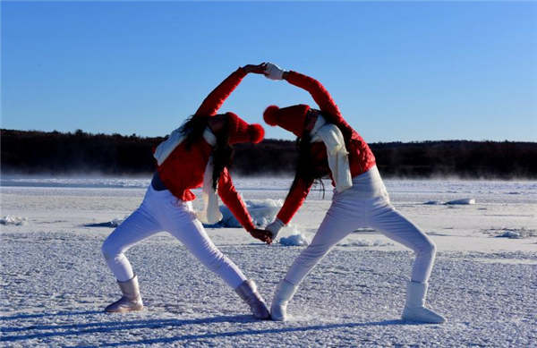 Entusiastas del Yoga practican sobre un río congelado en Heilongjiang