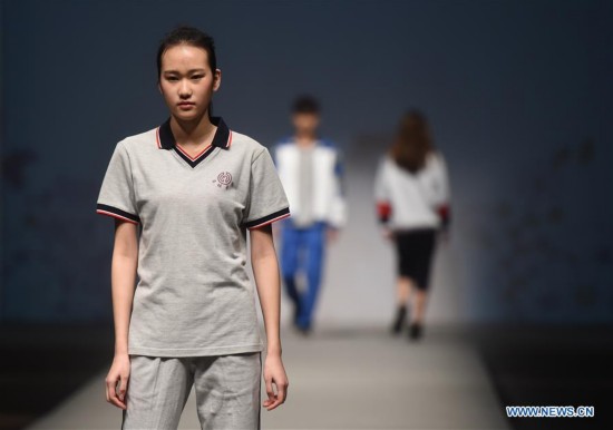 Estudiantes modelan uniformes en el Instituto de Tecnología de la Moda de Beijing