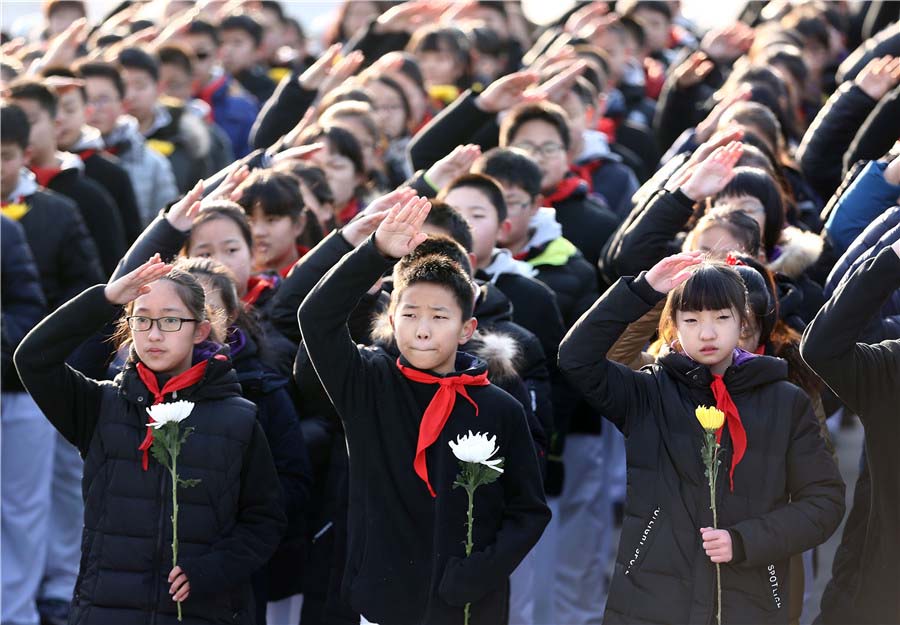 Estudiantes asisten a una ceremonia en el Museo de la Guerra de Resistencia China contra la Agresión Japonesa en Beijing, el 13 de diciembre de 2017. [Foto por Zou Hong / China Daily]