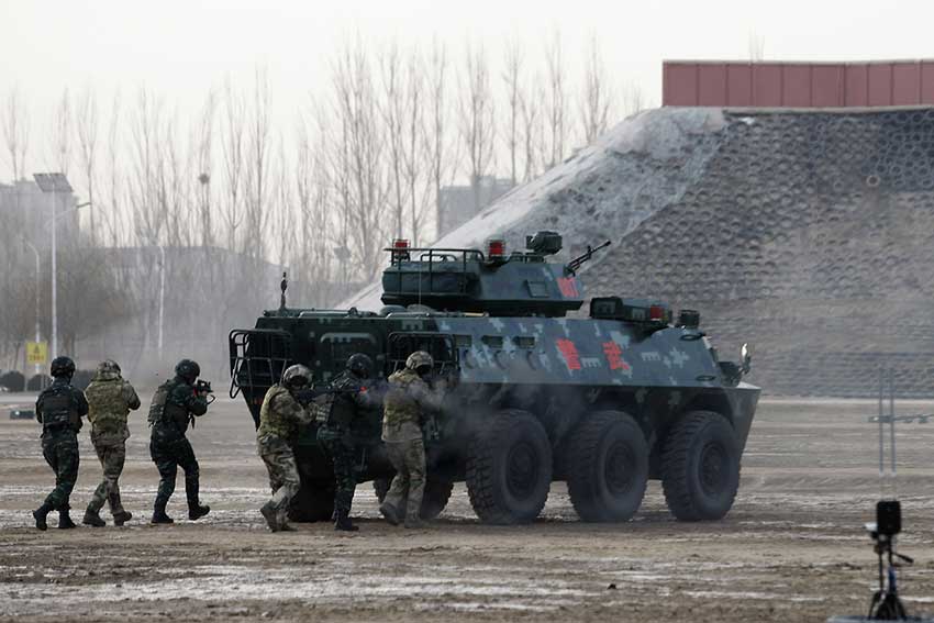 Oficiales de la Policía Armada de China y sus contrapartes rusos participan en un simulacro de lucha contra el terrorismo en Yinchuan, capital de la región autónoma Hui de Ningxia, el 13 de diciembre de 2017. WANG TAO / PARA CHINA DAILY