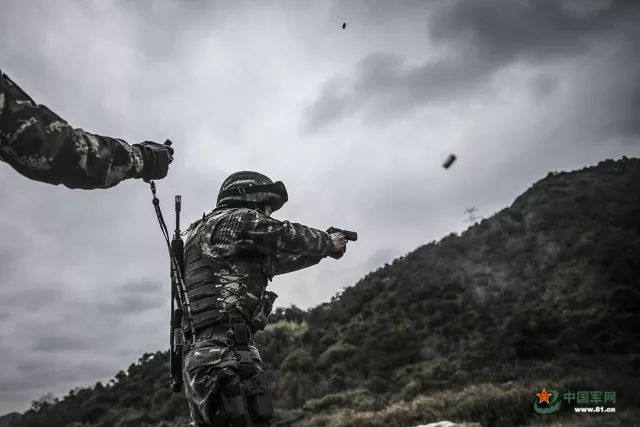 Soldados de combate especiales entrenan para disparar en Ningbo