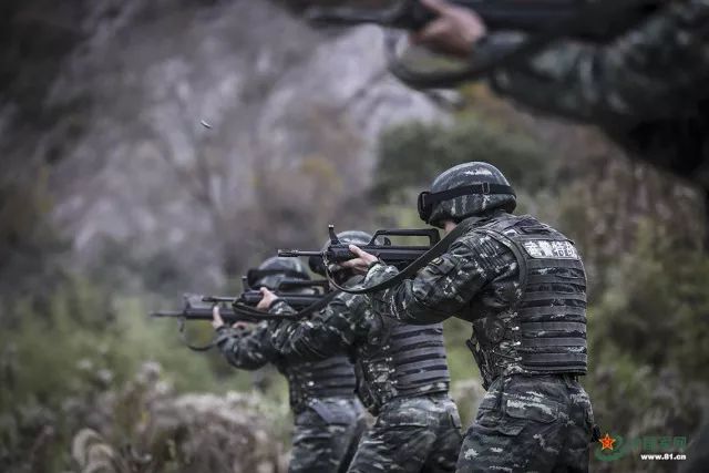 Soldados de combate especiales entrenan para disparar en Ningbo