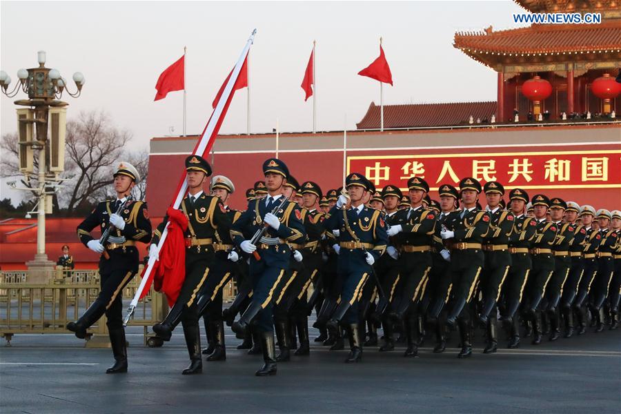 Ejército Popular de Liberación se hace cargo del izado de bandera en la Plaza Tian'anmen desde el día de A?o Nuevo