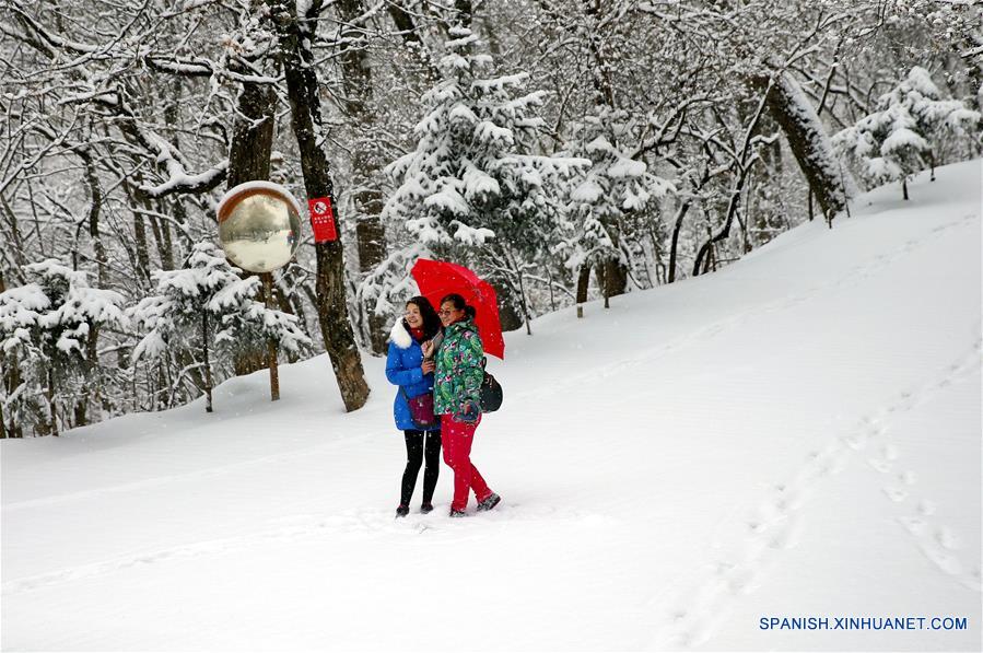 Turistas posan en la nieve en la Monta?a Kongtong, en la ciudad de Pingliang, provincia de Gansu, en el noroeste de China, el 3 de enero de 2018. Una ola de frío trajo la primera nevada de 2018 a varios lugares de China. (Xinhua/Yang Xin)