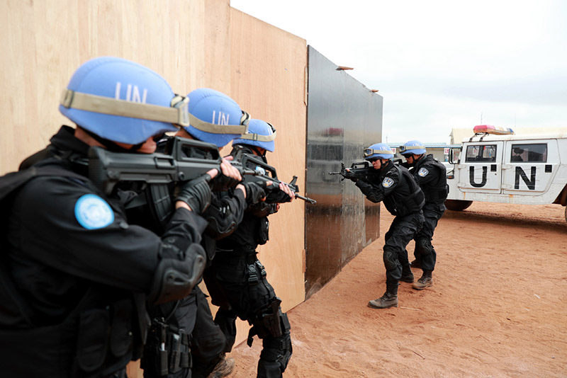 Miembros de la policía china para el mantenimiento de la paz participan de un entrenamiento táctico e integrado en Monrovia, capital de Liberia. Ellos se preparan para afrontar una gran variedad de situaciones de emergencia, 13 de enero del 2018. (Foto: Zhao Xiaoxin/ Xinhua)