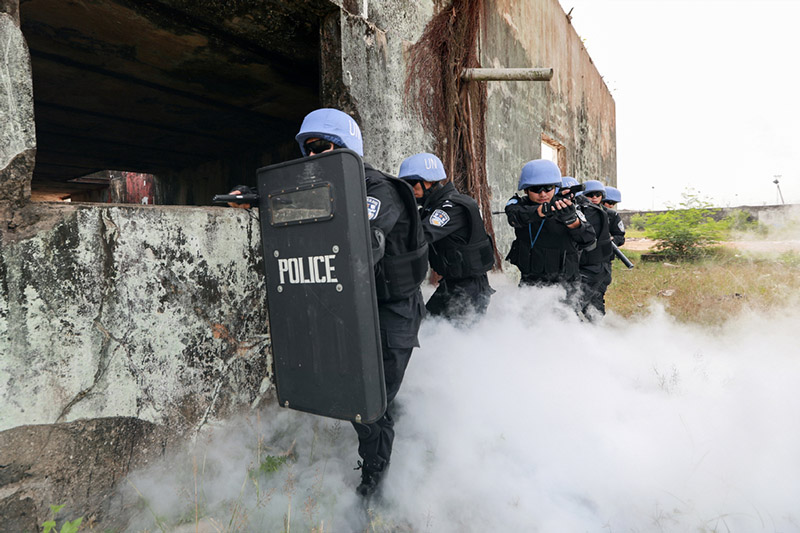 Miembros de la policía china para el mantenimiento de la paz participan de un entrenamiento táctico e integrado en Monrovia, capital de Liberia. Ellos se preparan para afrontar una gran variedad de situaciones de emergencia, 13 de enero del 2018. (Foto: Zhao Xiaoxin/ Xinhua)