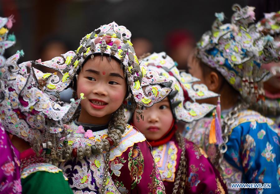 Los ni?os asisten al Festival Dong de A?o Nuevo con sombreros tradicionales en Guizhou