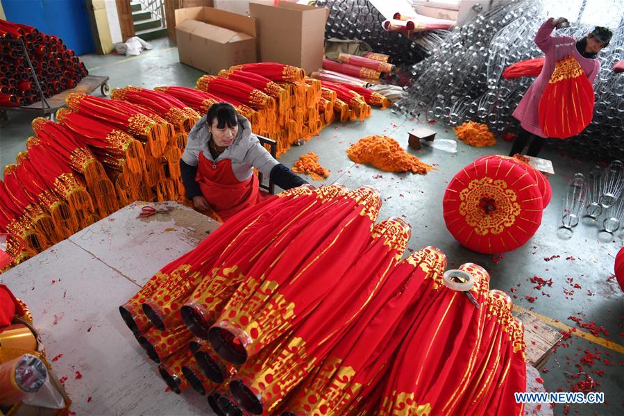 Residentes de Anhui fabrican farolillos rojos para el A?o Nuevo Chino