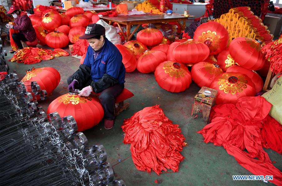 Residentes de Anhui fabrican farolillos rojos para el A?o Nuevo Chino