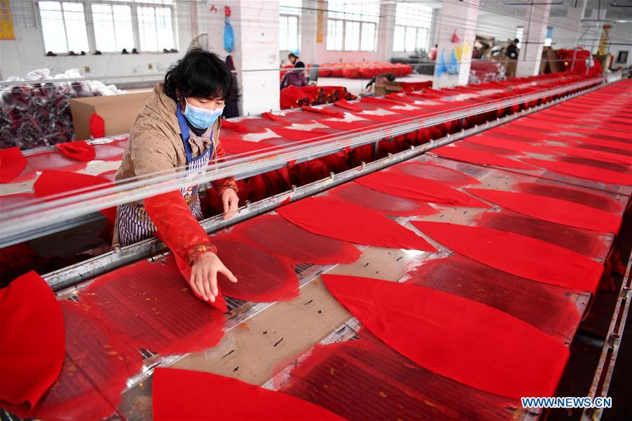 Residentes de Anhui fabrican farolillos rojos para el A?o Nuevo Chino