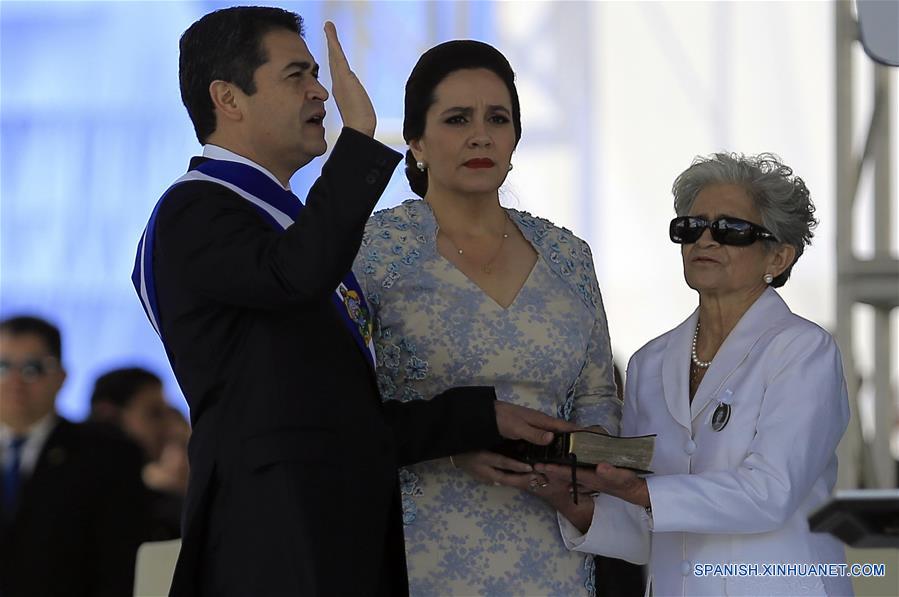 Inicia ceremonia de investidura de Hernández en Honduras