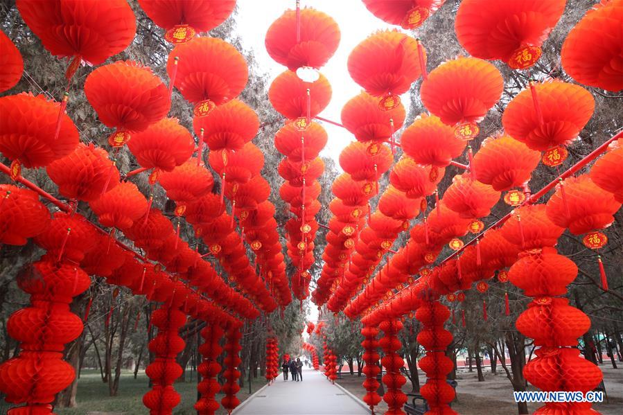 Bejing, 29/01/2018 (El Pueblo en Línea) -  Visitantes disfrutan de la belleza festiva delparque Ditan, conocido también como el parque del Templo de la Tierra.Este lugar ha sido decorado con farolillos rojos para celebrar el próximo Festival de la Primaverao A?o Nuevo Lunar Chino, Beijing, 27 de enero del 2018. [Foto: Xinhua]