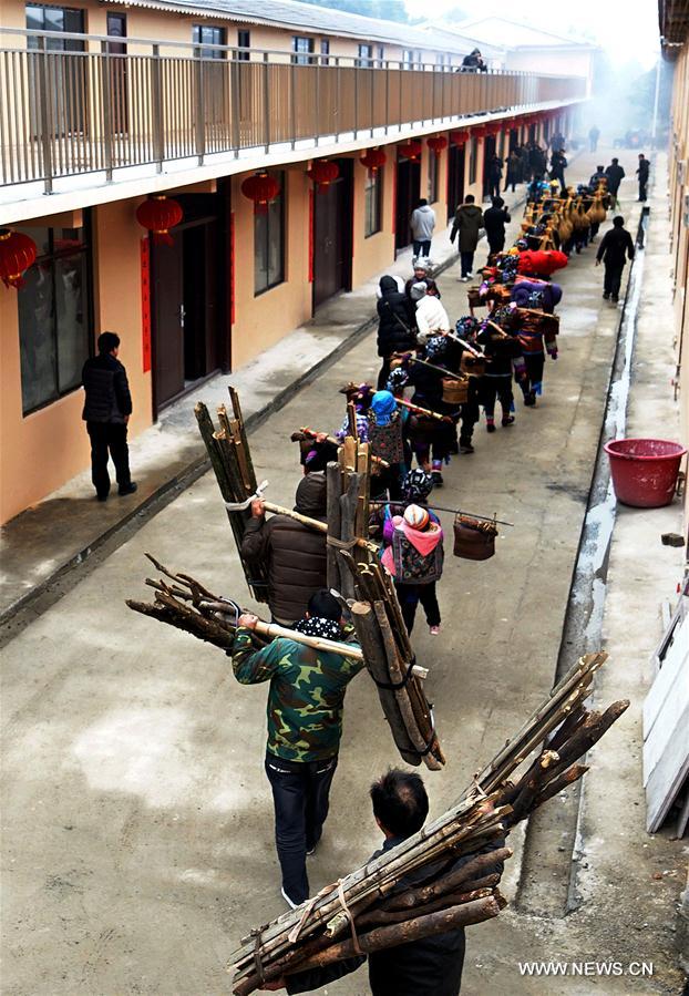 Miembros de bajos recursos del grupo étnico Dong celebran la entrega de nuevas casas en la aldea Rongdi en Sirong, municipio autónomo Rongshui Miao, Región Autónoma de Guangxi Zhuang. Gracias a la política de mitigación de la pobreza, 2.093 familias disfrutan de nuevas viviendas proporcionadas por el gobierno de Rongshui. 26 de enero del 2018. [Foto: Xinhua]