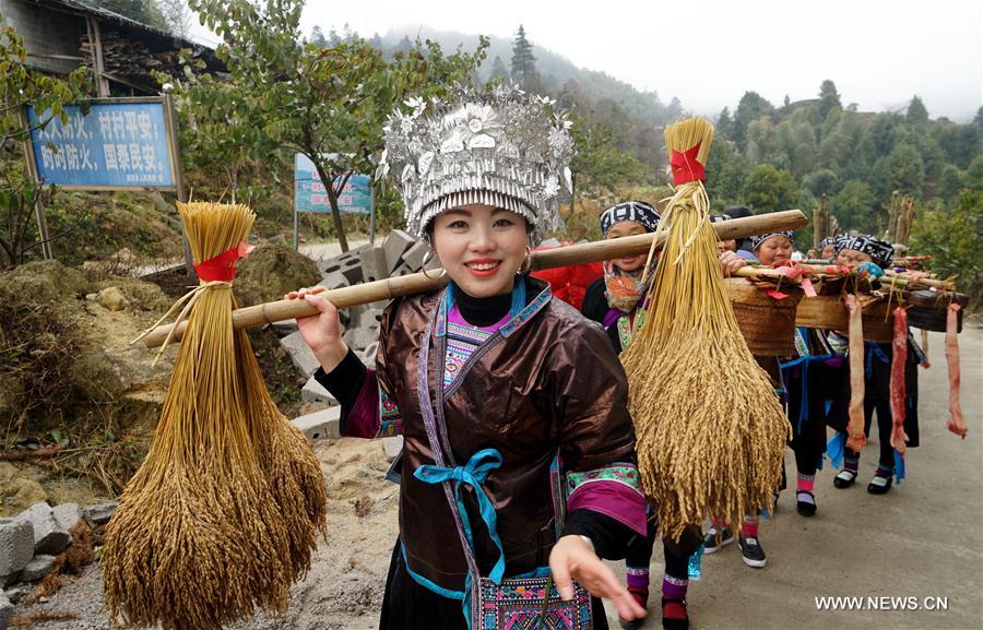 Miembros de bajos recursos del grupo étnico Dong celebran la entrega de nuevas casas en la aldea Rongdi en Sirong, municipio autónomo Rongshui Miao, Región Autónoma de Guangxi Zhuang. Gracias a la política de mitigación de la pobreza, 2.093 familias disfrutan de nuevas viviendas proporcionadas por el gobierno de Rongshui. 26 de enero del 2018. [Foto: Xinhua]