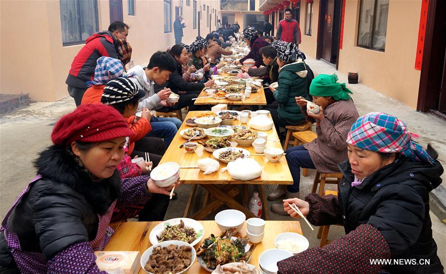 Sirong, Guangxi, 29/01/2018 (El Pueblo en Línea) -  Miembros de bajos recursos del grupo étnico Dong celebran la entrega de nuevas casas en la aldea Rongdi en Sirong, municipio autónomo Rongshui Miao, Región Autónoma de Guangxi Zhuang. Gracias a la política de mitigación de la pobreza, 2.093 familias disfrutan de nuevas viviendas proporcionadas por el gobierno de Rongshui. 26 de enero del 2018. [Foto: Xinhua]