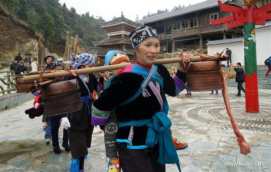 Miembros de bajos recursos del grupo étnico Dong se mudan a nuevas casas en la aldea Rongdi en Sirong, municipio autónomo Rongshui Miao, Región Autónoma de Guangxi Zhuang. Gracias a la política de mitigación de la pobreza, 2.093 familias disfrutan de nuevas viviendas proporcionadas por el gobierno de Rongshui. 26 de enero del 2018. [Foto: Xinhua]