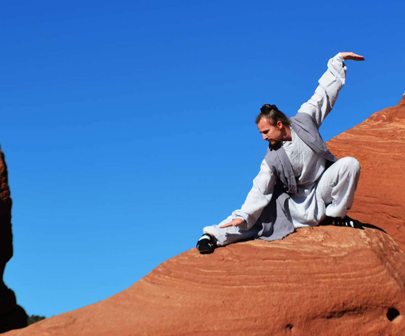 Jake Lee Pinnick practica Kung Fu en la monta?a Wudang, hogar de un famoso complejo de templos y monasterios taoístas. [Foto: Feng Yuxin] 