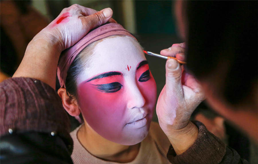 Joven universitaria china aspira a ser herededera de la tradición Shehuo