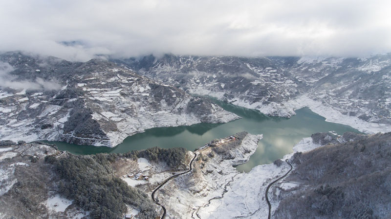 Foto del 24 de febrero de 2018 muestra el paisaje nevado del municipio de Qiaoqi, condado de Baoxing, provincia de Sichuan, al suroeste de China. [Foto / Xinhua]