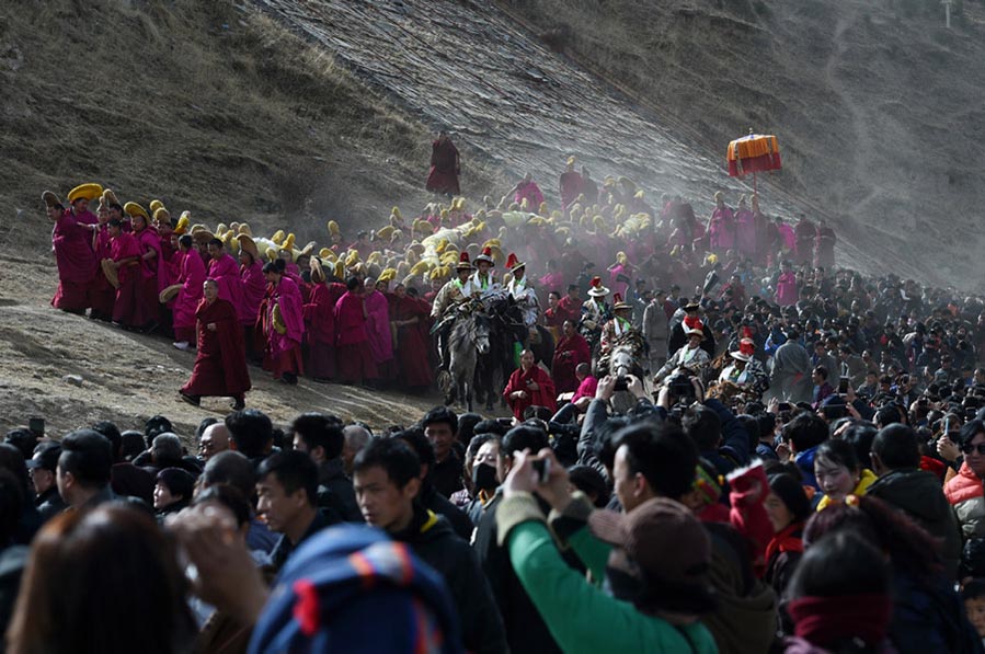 El “soleado del Buda" es una de las ceremonias anuales más importantes que se celebran en el monasterio de Labrang, provincia de Gansu, 28 de febrero del 2018. [Foto: Xinhua]