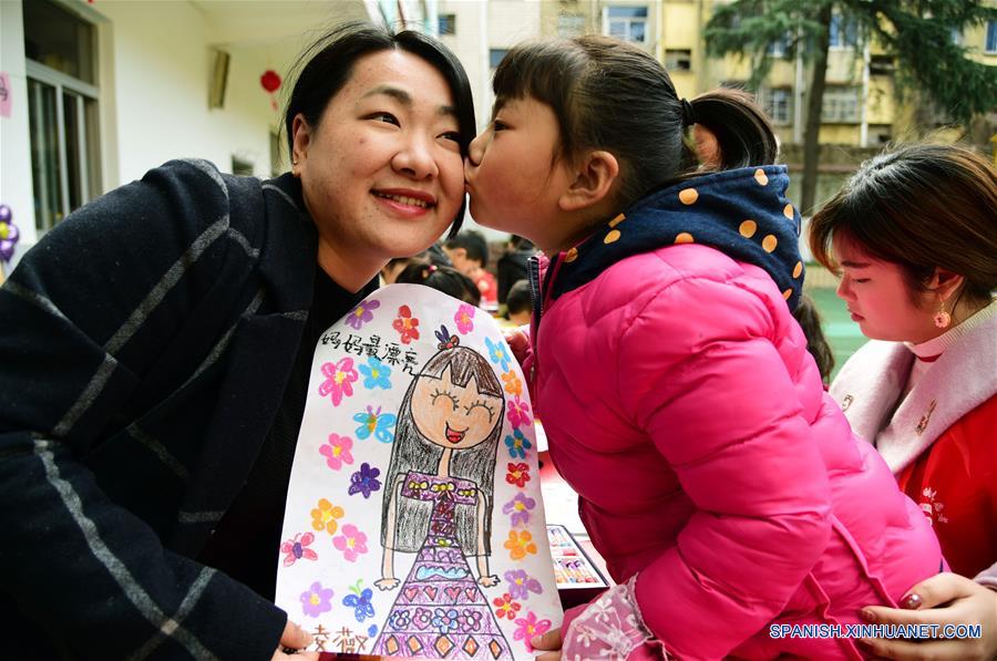 JIANGSU, marzo 7, 2018 (Xinhua) -- Imagen del 6 de marzo de 2018 de una ni?a entregando su dibujo a su madre durante una actividad llevada a cabo previo el Día Internacional de la Mujer, en el Jardín de Ni?os Chaoyanglou en la ciudad de Zhenjiang, provincia de Jiangsu, en el este de China. (Xinhua/Shi Yucheng)