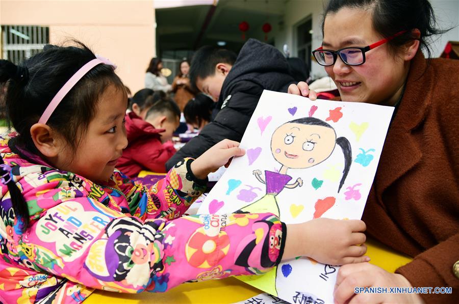 JIANGSU, marzo 7, 2018 (Xinhua) -- Imagen del 6 de marzo de 2018 de una ni?a entregando su dibujo a su madre durante una actividad llevada a cabo previo el Día Internacional de la Mujer, en el Jardín de Ni?os Chaoyanglou en la ciudad de Zhenjiang, provincia de Jiangsu, en el este de China. (Xinhua/Shi Yucheng)