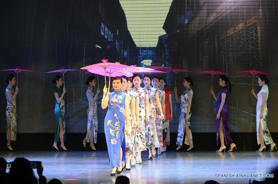 ZHEJIANG, marzo 7, 2018 (Xinhua) -- Trabajadoras participan en un desfile de moda de vestidos cheongsam llevado a cabo para celebrar el próximo Día Internacional de la Mujer, en el Palacio Cultural de los Trabajadores de Hangzhou, en Hangzhou, capital de la provincia de Zhejiang, en el este de China, el 7 de marzo de 2018. (Xinhua/Shi Jianxue)