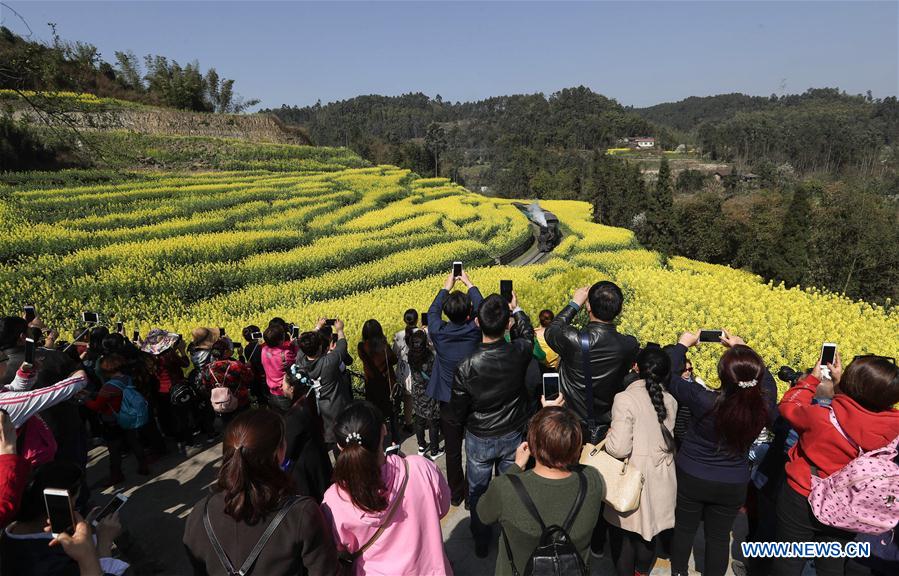 Una clásica locomotora a vapor atrae turistas en Sichuan