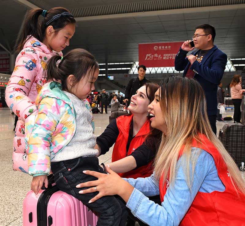 Durante el pico de viajes durante de las vacaciones del Festival de Primavera en 2018, varios voluntarios extranjeros prestaron servicios de consulta y orientación a los turistas en la estación de tren de alta velocidad Zhengzhou Este. Fuente de la imagen: Wu Jiquan / Pueblo en Línea