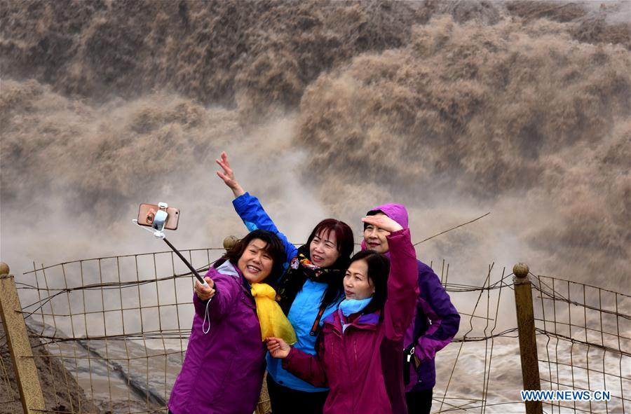 La majestuosa cascada Hukou del Río Amarillo luce sus mejores galas primaverales