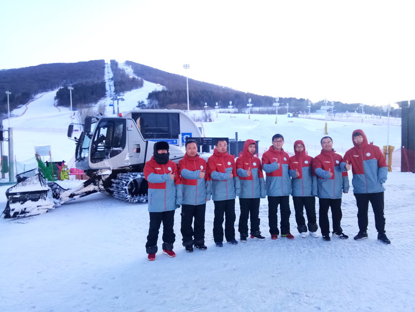 Los miembros del equipo de esquí de campesinos de Haituo, Yanqing. (Foto: Pueblo en Línea)