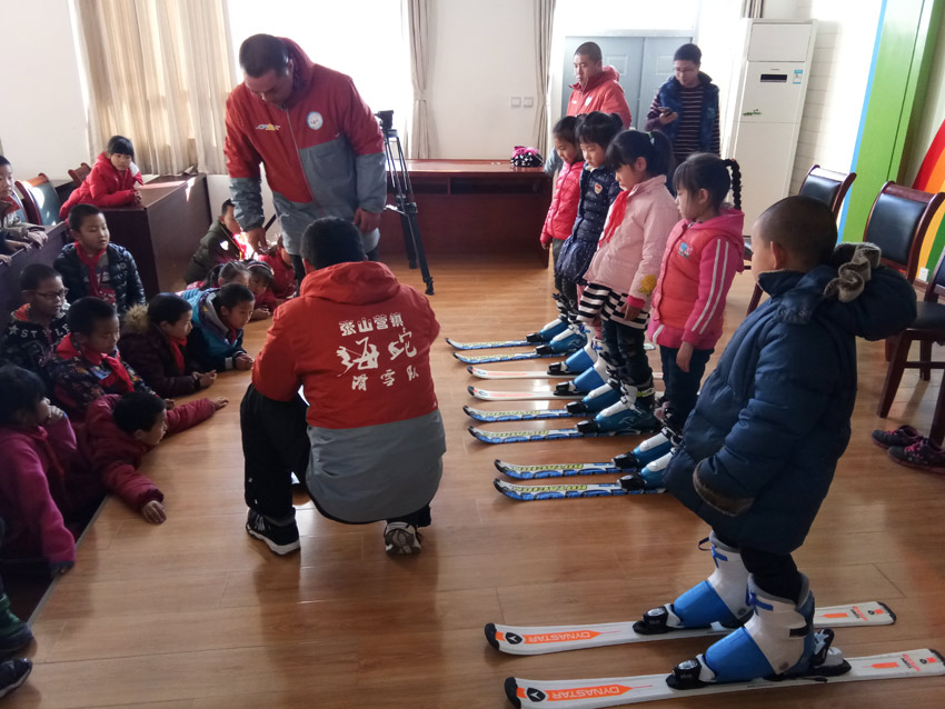 El equipo de esquí de campesinos de Haituo, Yanqing, ense?a a los alumnos de primaria. (Foto: Pueblo en Línea)