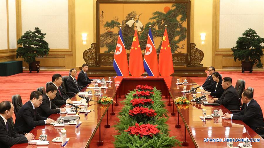 Xi Jinping y Kim Jong Un conversan en Beijing