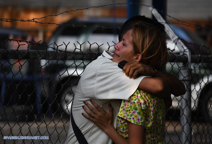 Fallecen 68 personas en presunto incendio en cárcel de Venezuela