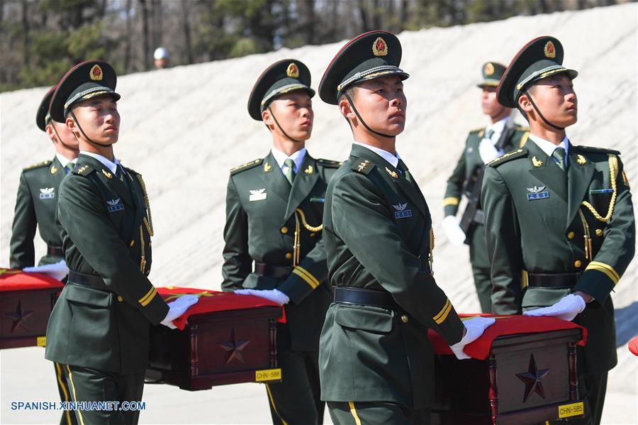 Celebran ceremonia de entierro de restos de soldados chinos muertos en la Guerra de Corea