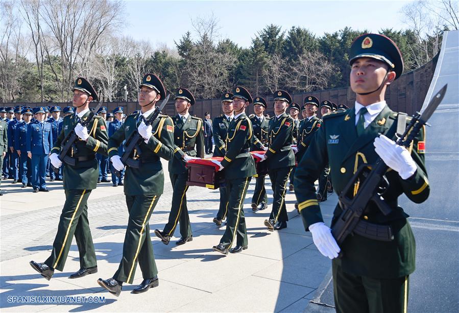 Celebran ceremonia de entierro de restos de soldados chinos muertos en la Guerra de Corea