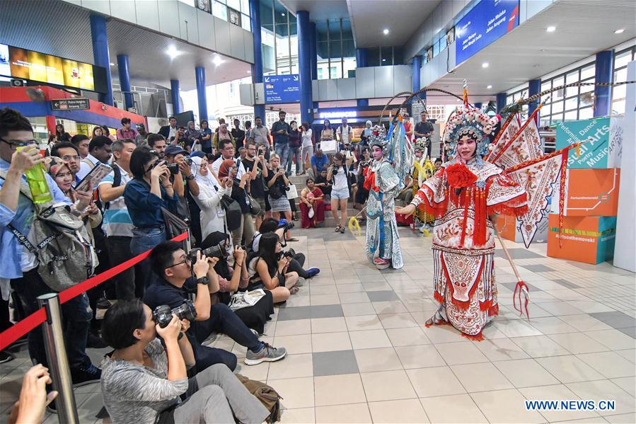 Artistas de la Compa?ía de Marionetas y ópera Teochew de Malasia actúan en Kuala Lumpur