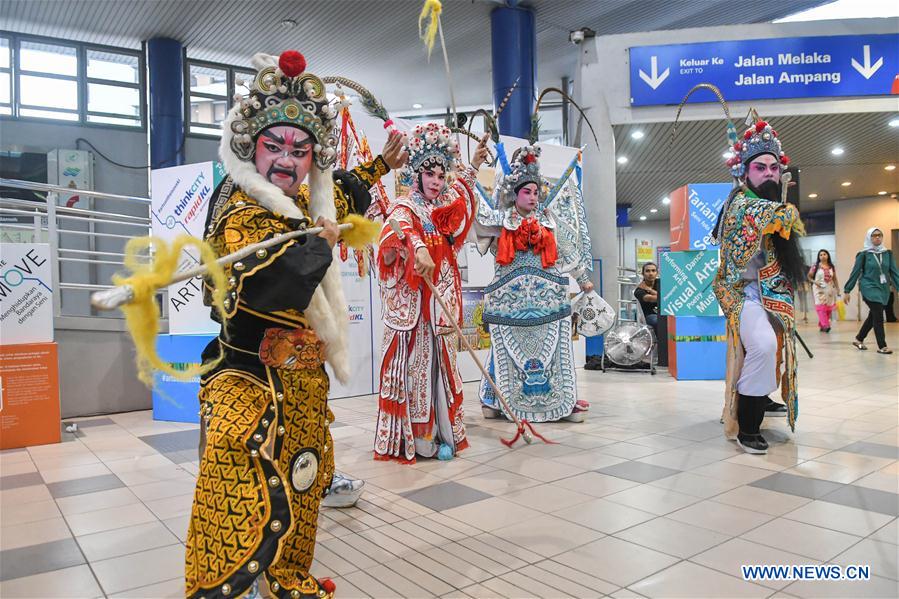 Artistas de la Compa?ía de Marionetas y ópera Teochew de Malasia actúan en Kuala Lumpur