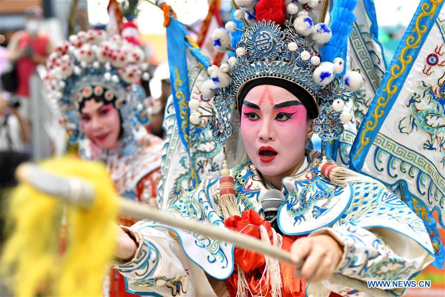 Artistas de la Compa?ía de Marionetas y ópera Teochew de Malasia actúan en Kuala Lumpur