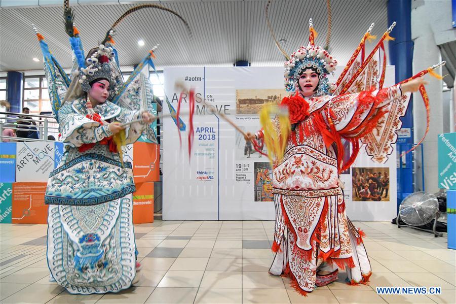 Artistas de la Compa?ía de Marionetas y ópera Teochew de Malasia actúan en Kuala Lumpur