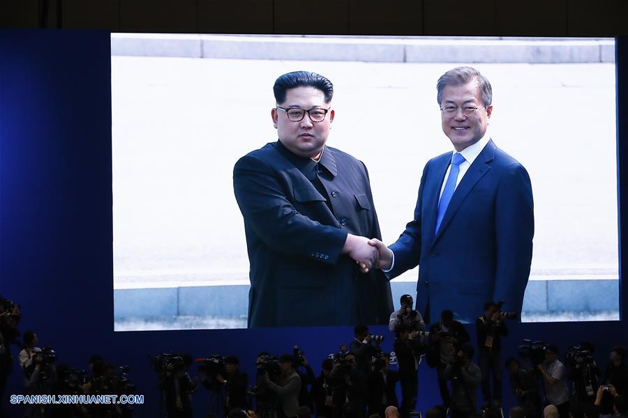 Presidente surcoreano recibe a máximo líder de RPDC después de que Kim cruzara la frontera a pie