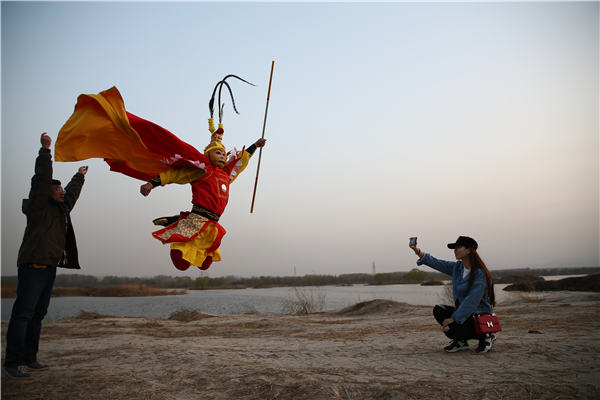 Mo Ming, un artista popular de 23 a?os, ha presentado Monkey King en vivo durante más de seis meses para promover la cultura tradicional china. [Foto de Zou Hong / China Daily]