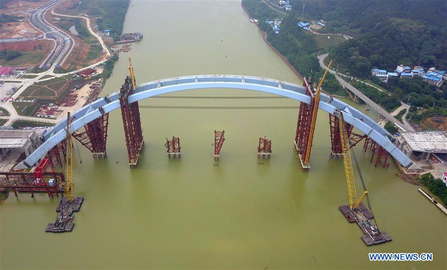 Colocan con éxito el arco medio del gran Puente Liuzhou Guantang 