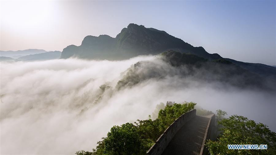 Un poético “mar de nubes” envuelve la Gran Muralla China de Tianjin