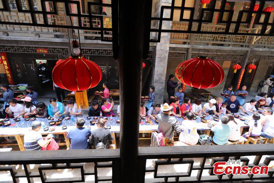 Banquete con mesa larga en un festival de turismo