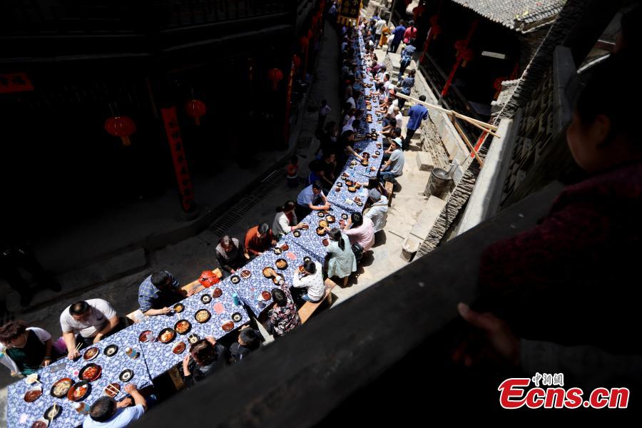 Banquete con mesa larga en un festival de turismo