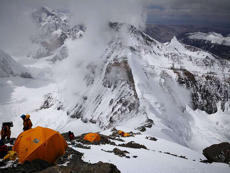 Escaladores de la Universidad de Pekín alcanzan la cumbre del Qomolangma (Monte Everest)