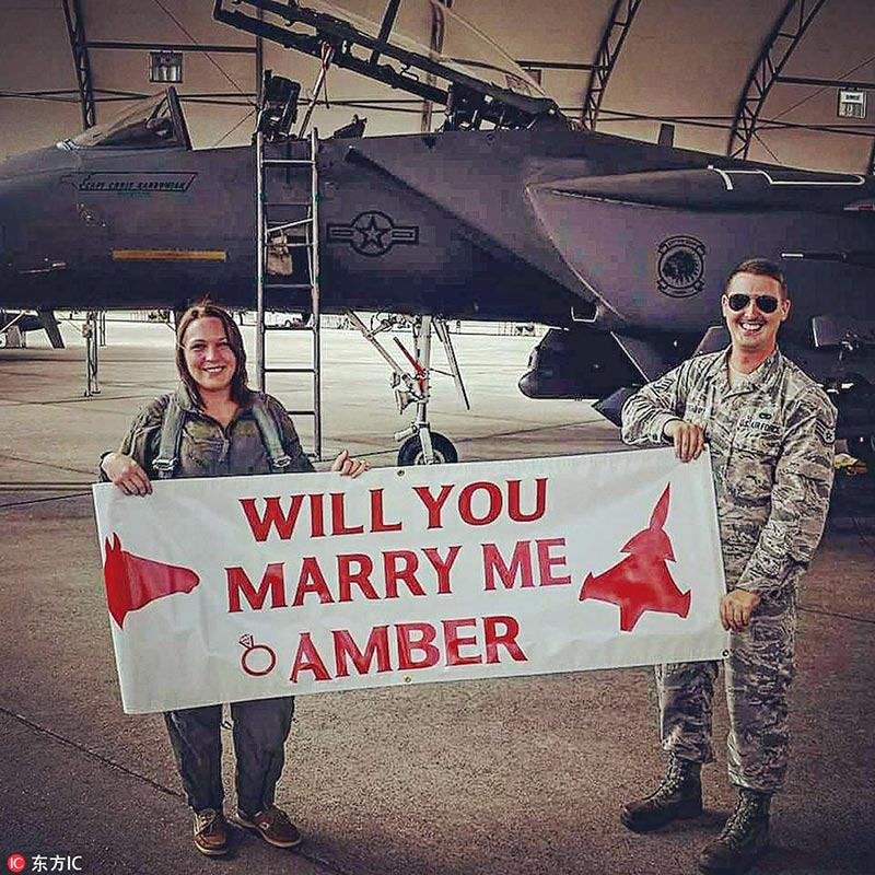 Momento encantador en el que un sargento de la Fuerzas Aéreas de Estados Unidos le propone matrimonio a su pareja en el avión de combate, después de acompa?arla en su primer viaje durante una visita para cónyuges en la Base Aérea Seymour Johnson en Carolina del Norte, EE.UU, el 28 de septiembre de 2017. [Foto / IC]