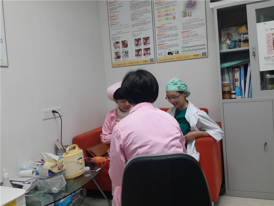 Una mujer bombea su leche materna en el Centro Médico de Mujeres y Ni?os de Guangzhou. [Foto proporcionada a chinadaily.com.cn]